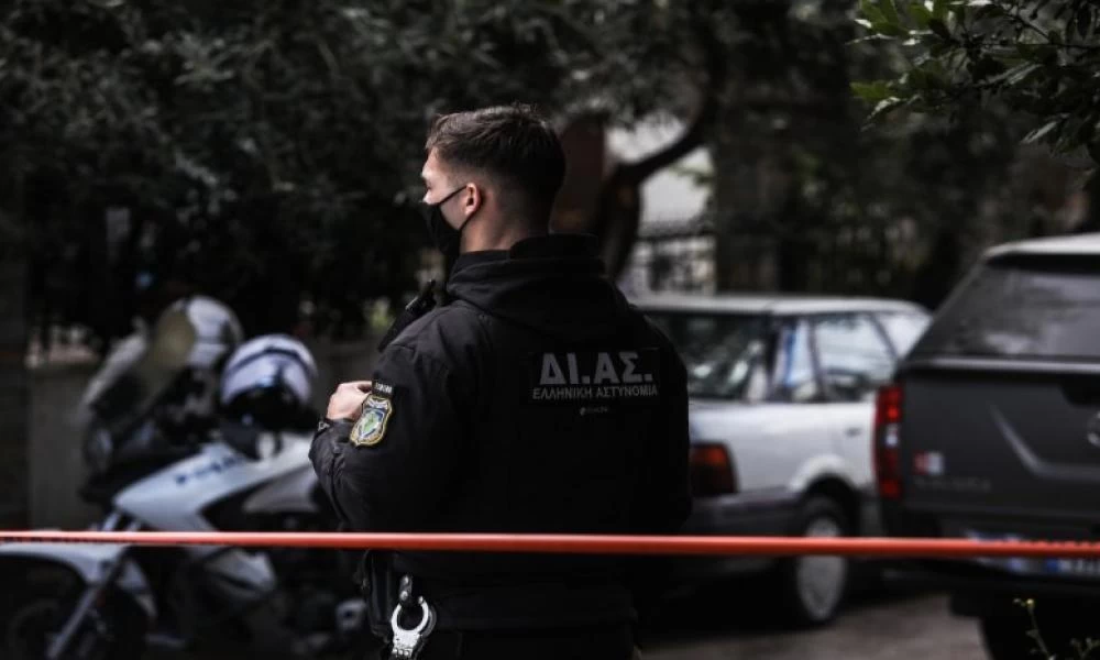 Τρίκαλα: Χειροπέδες σε άνδρα για παράνομη διακίνηση μεταναστών